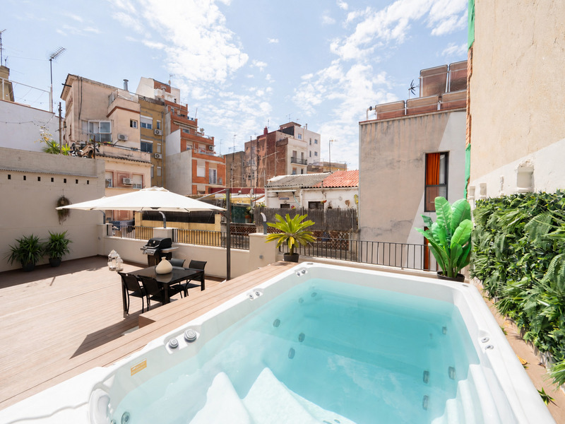 D├║plex reformado con elementos originales en edificio con terraza y piscina